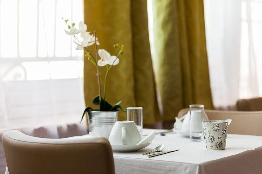Logis Le Relais Sarrasin Hotell Vezenobres Eksteriør bilde